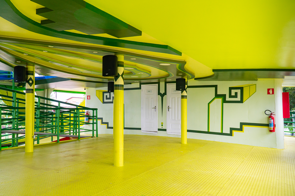 Barco-obra de arte projetado por Freddy Mamani possui uma identidade visual expressiva, baseada na identidade andina (Fotos: Chico Atanásio e Michel Ribeiro/Aruana Filmes)